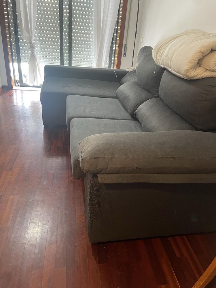 Sofa Cinzento com sinais de Uso