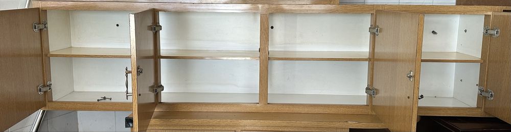 Móvel de parede com 4 portas E com prateleiras  Mede 2,35