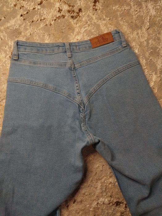 Жіночі джинси з туш ар ефектом та вирізами знизу