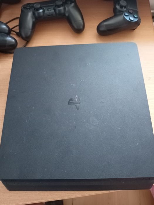 Konsola PS4 1 TB + zestaw gier FIFA (FIFA 15,16,17,18,19,20,21)