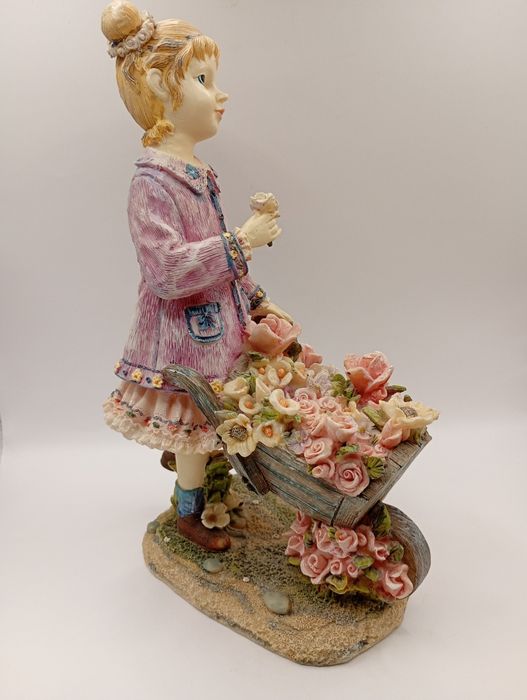 Figurka dziewczynki z taczką