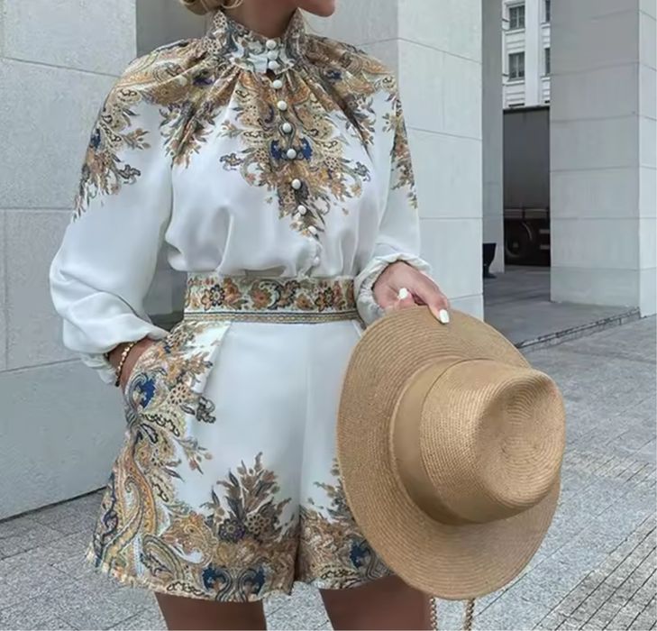 Нарядний костюм білий з принтом