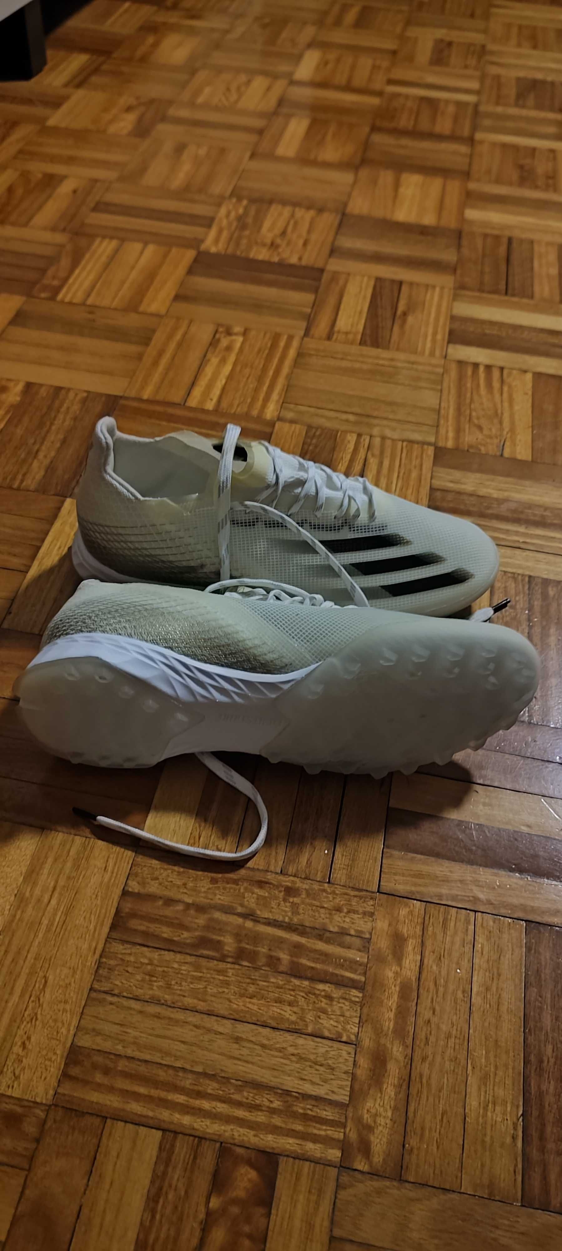 Chuteira adidas usada uma única vez