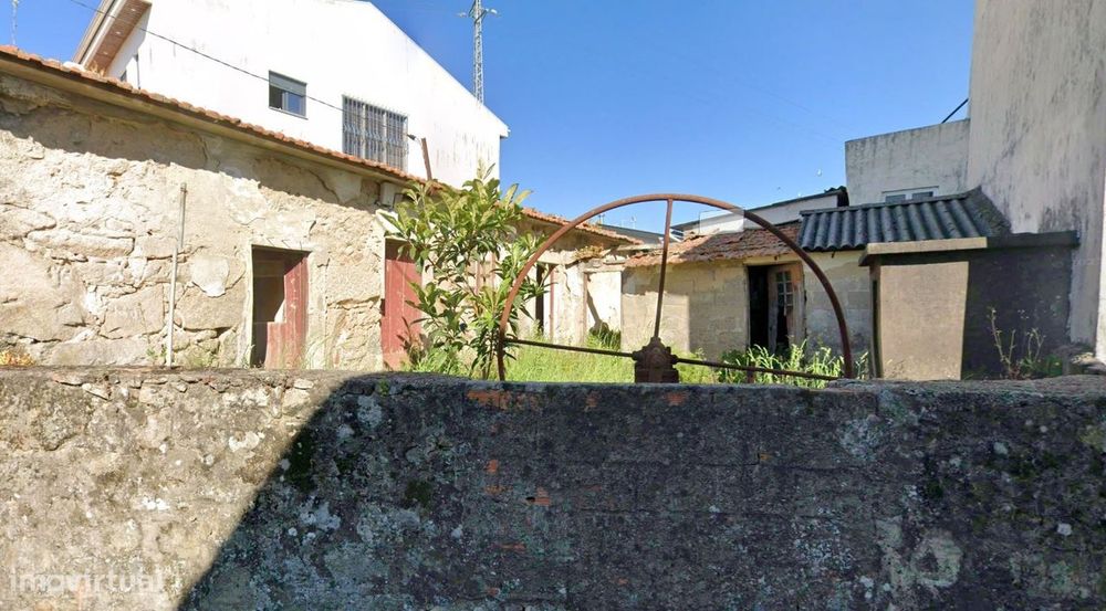 Moradia em Banda V2 p/ Recuperar em Oliveira do Douro