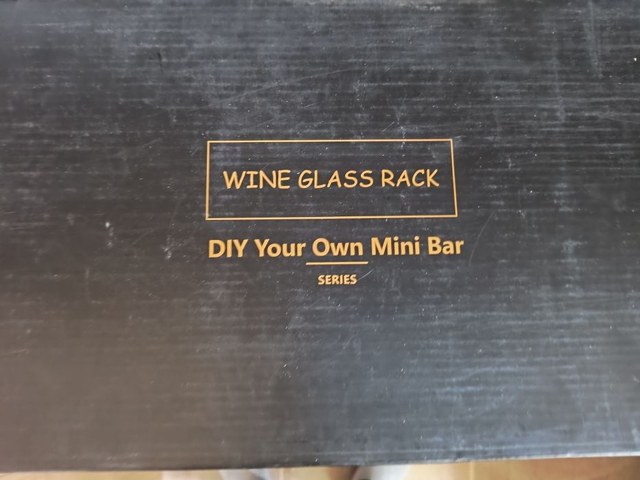 Stojak na kieliszki do wina pod szafką