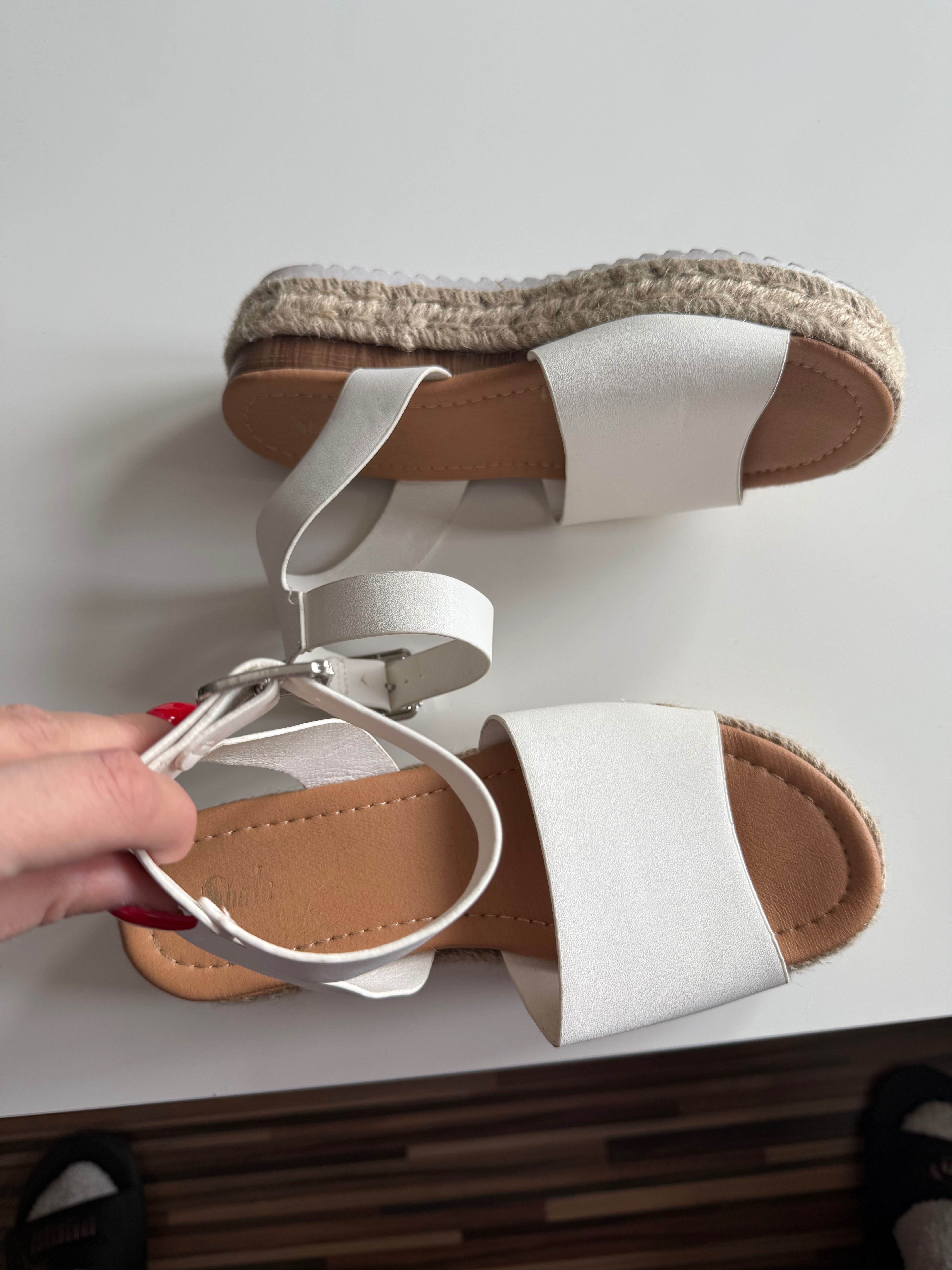 Buty ślubne lub buty na zmianę sandały