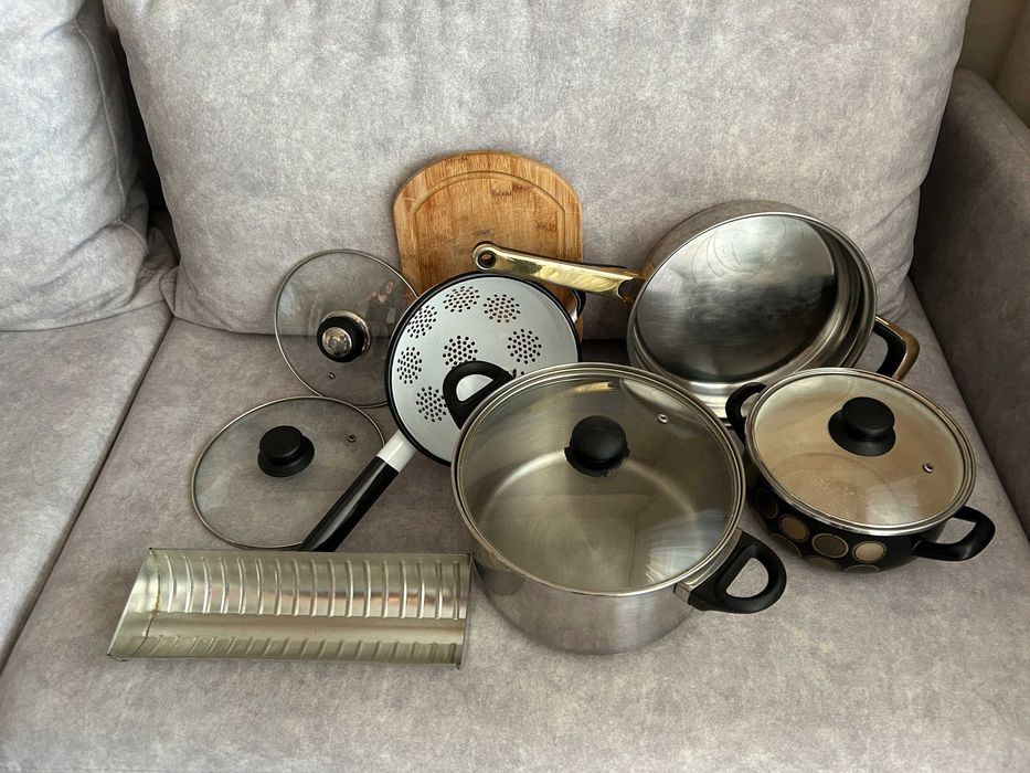 2 garnki, patelnia, deska do krojenia, durszlak, forma do pieczenia