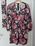 Elegancka sukienka w piwonie