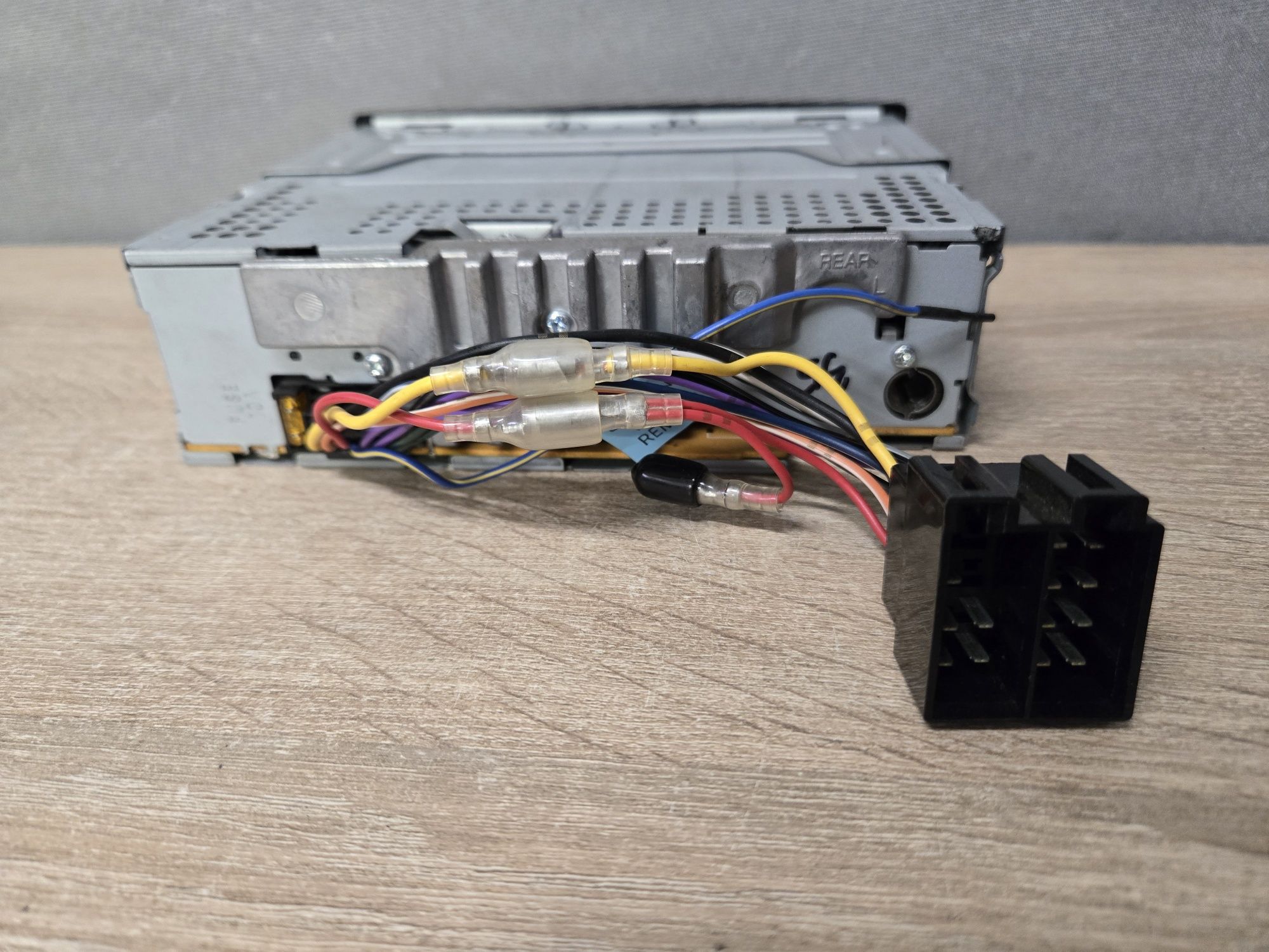 Radio samochodowe CLARION KDC-334 CD / Zadbane Klasyk 4x45W k. Zielony