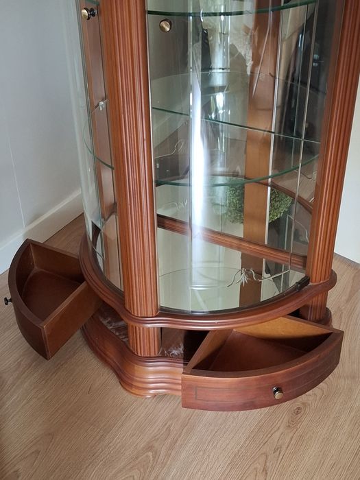 Cristaleira em madeira de mogno