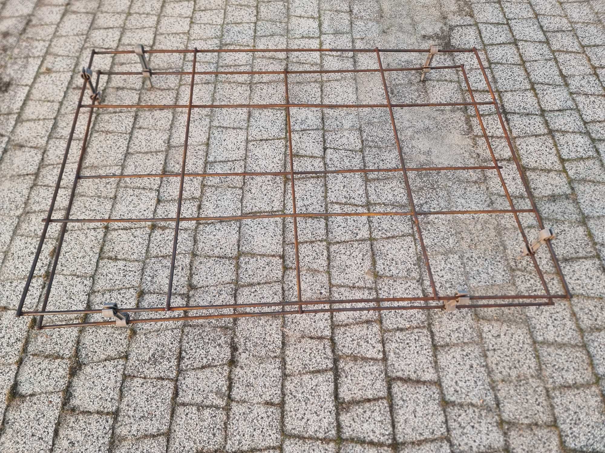 Dystans dwupoziomowy do zbrojenia siatek w płytach betonowych Yomb