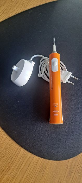 Szczoteczkę Oral-B z time-rem. z ładowarką
