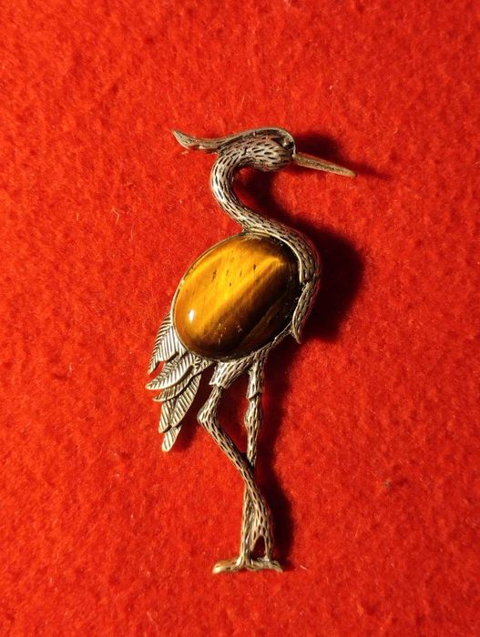 Брошь Аист с тигровым глазом.