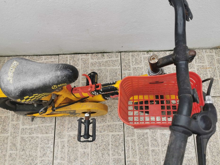 Bicicleta de criança com bastante uso