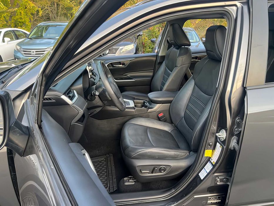 Toyota RAV4      2021