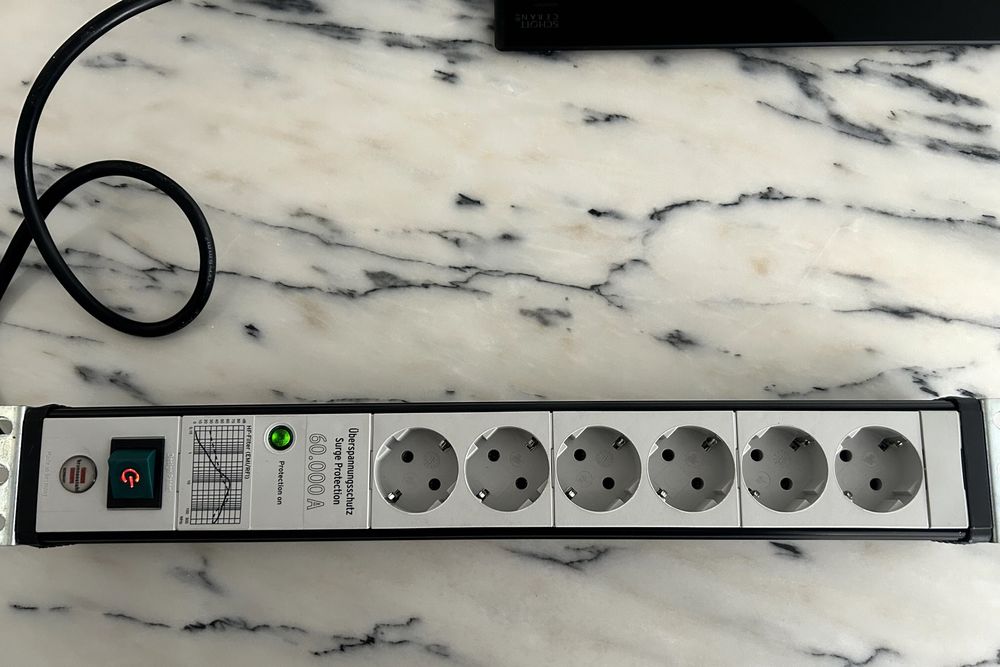 Régua de tomadas c/ proteção contra sobretensão – 6 entradas (60.000A)