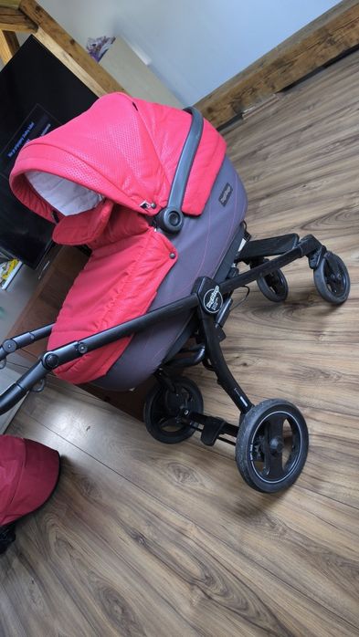 Коляска червоного кольору педжеро,в хорошому стані