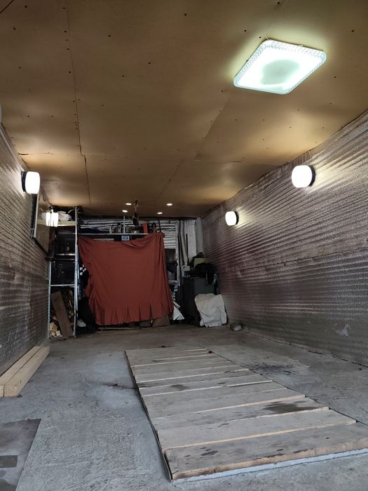 Гараж за швейной фабрикой Шахтерский