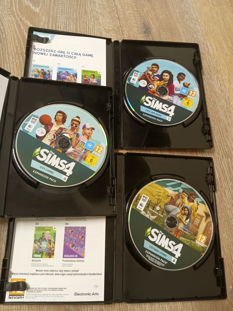 Pudełka po dodatkach z gry Sims 4