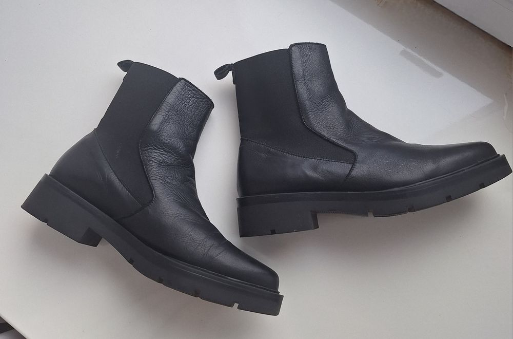 Жіночі шкіряні ботинки челсі чорного кольору