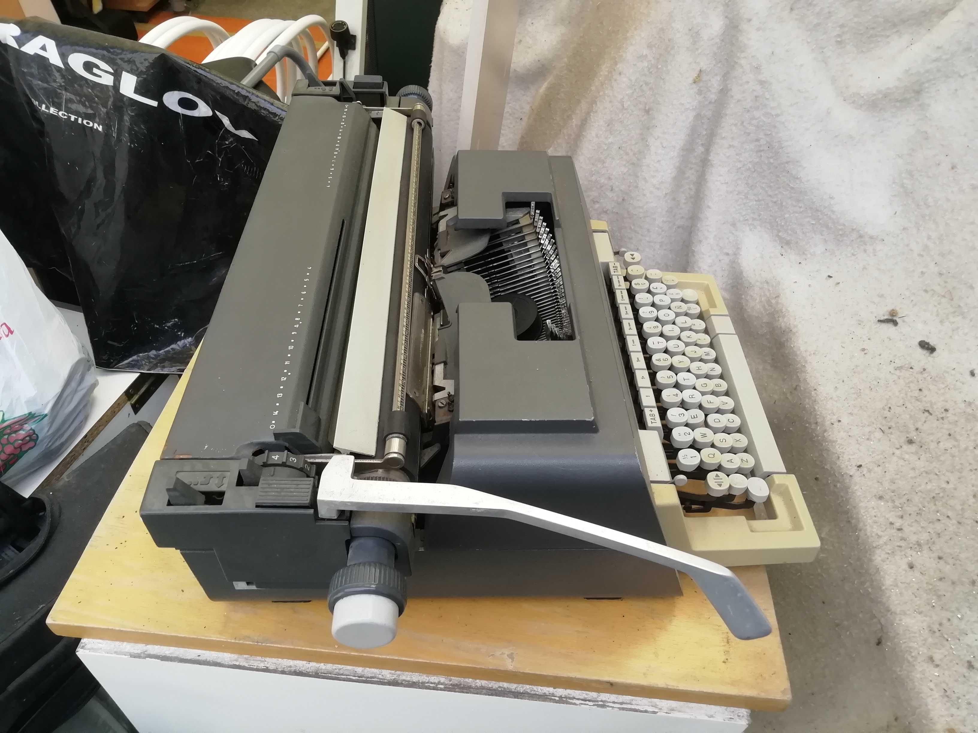 Máquina de escrever antiga Olivetti bom estado