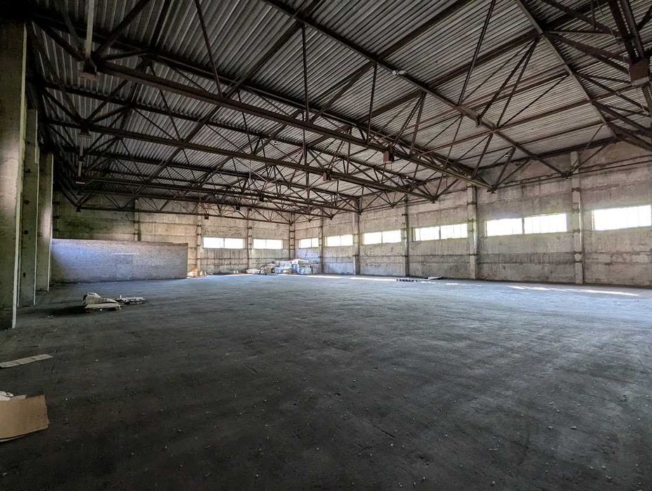 Здамо в оренду майданчик та склади зрампою та напольні  на Обухова 66А