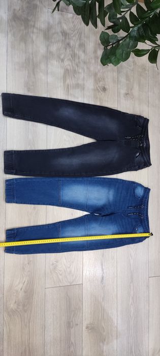Jogger jeansy dla chłopca – czarne i granatowe – rozmiar 140.