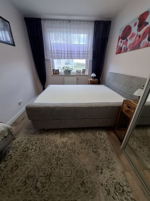 Szare tapicerowane 2 osobowe łóżko