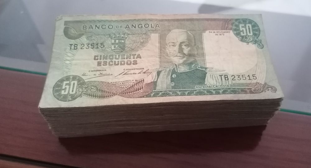 Lote de 150 notas de Angola