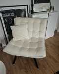 Przytulny fotel Zara Home z tkaniny na czarnych metalowych nogach