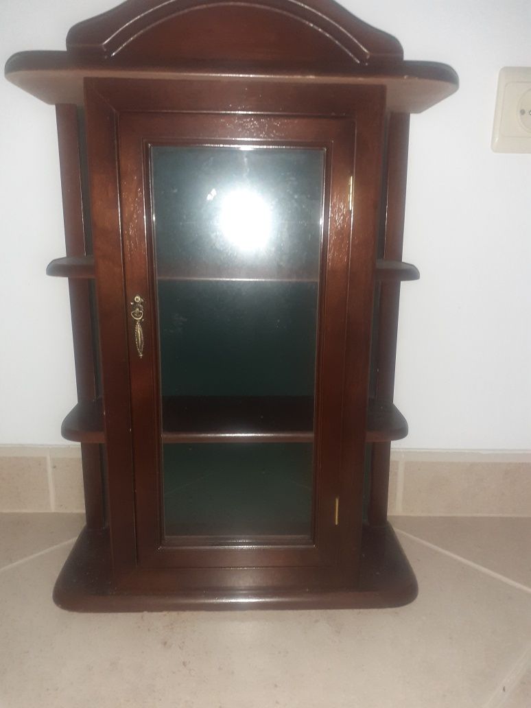 Móvel vitrine de madeira