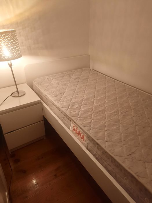Cama de solteiro com colchão,mesa de cabeceira, guarda roupa , mesa