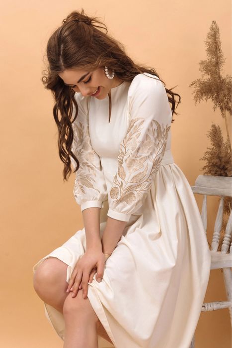 Молочна сукня з вишивкою, вишита сукня, вишиванка жіноча