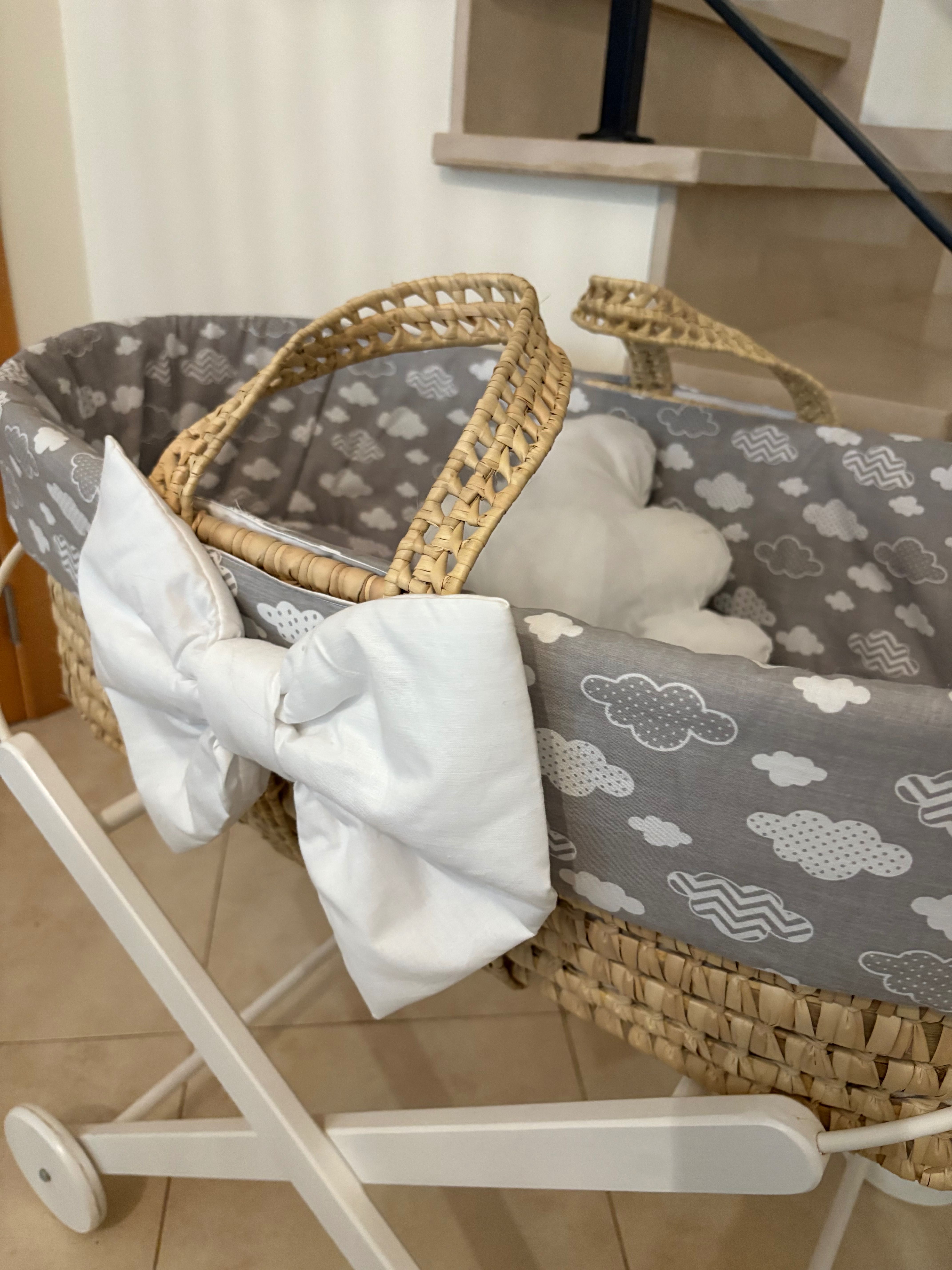 Alcofa em verga com suporte com rodas