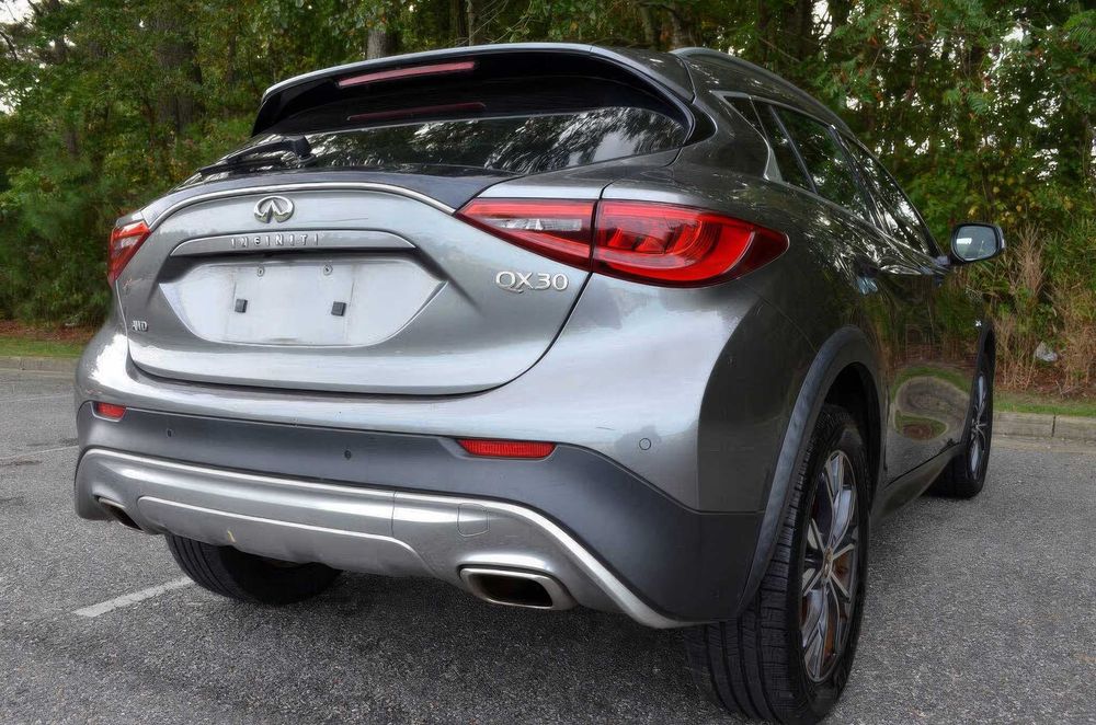 INFINITI QX30 Premium      2017