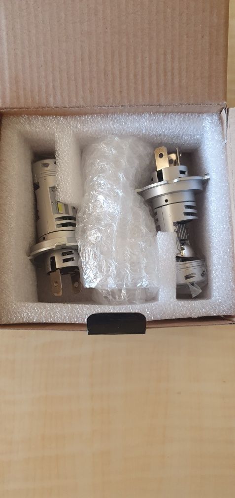LED автолампы Н4 две штуки