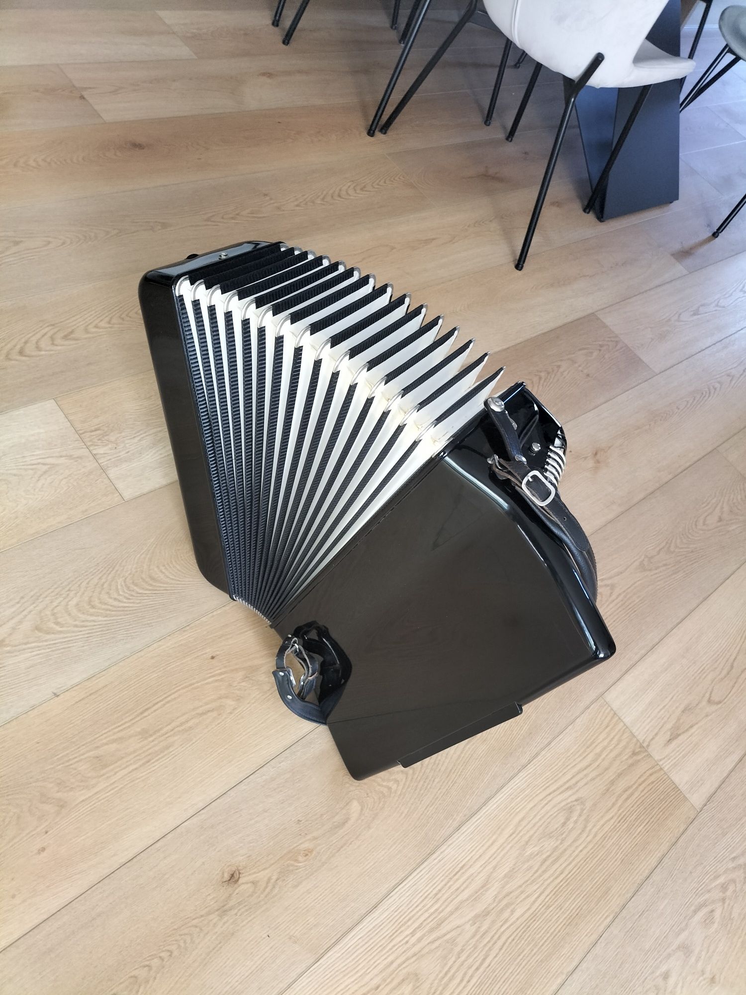 Akordeon HOHNER ATLANTIC IV N De Luxe  120 basow,4 chóry ,stan IDEALNY