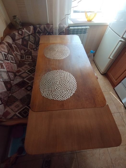 Продаю кухонный уголок в хорошем состоянии. Нат.дерево.