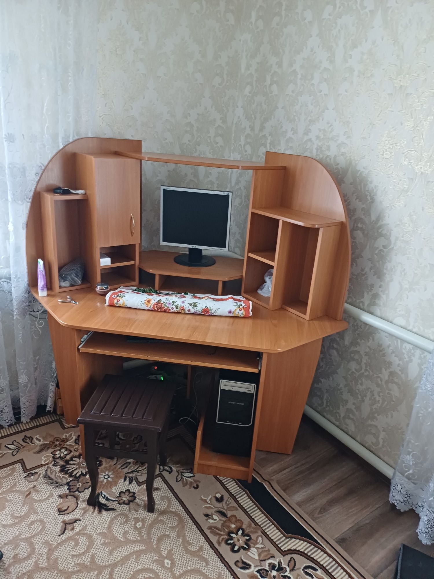 Комп'ютерний стіл