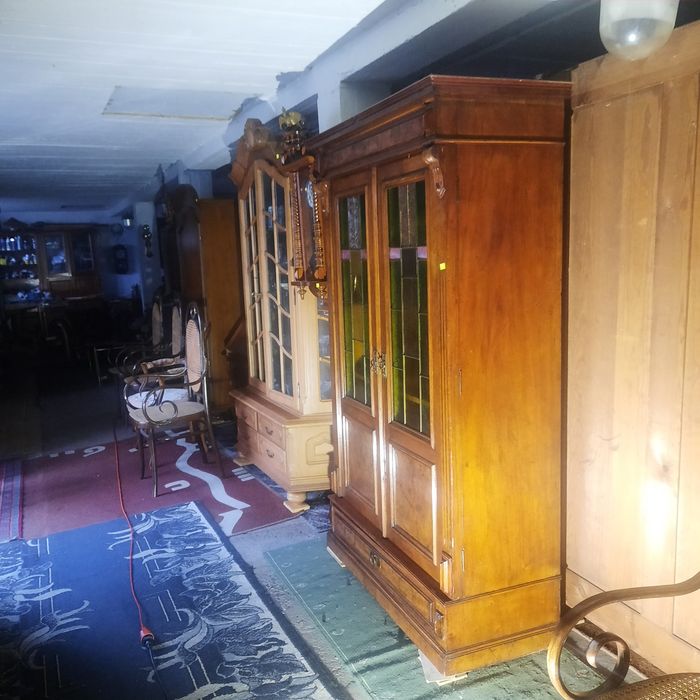 Stara piękna bieliżniarka dębowa w orzechu kolorowe szybki