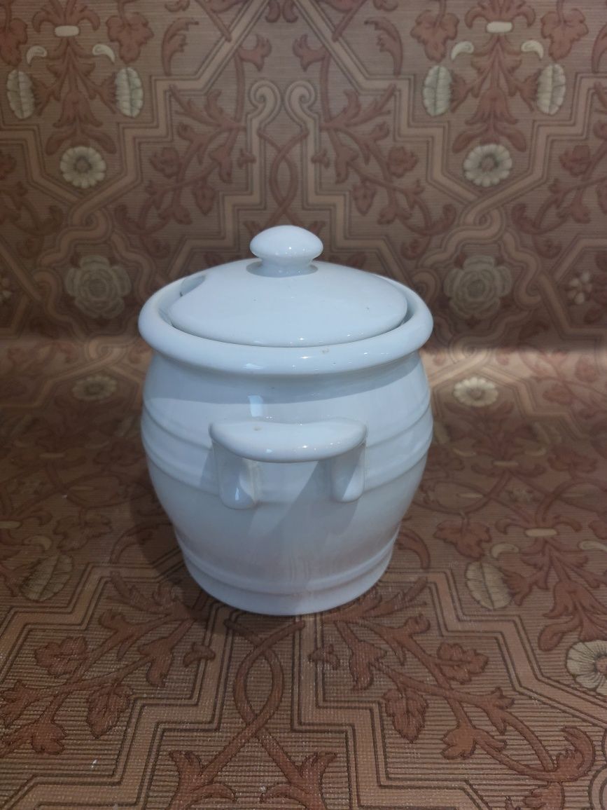 Ceramiczny pojemnik np. na sól, biały garnuszek