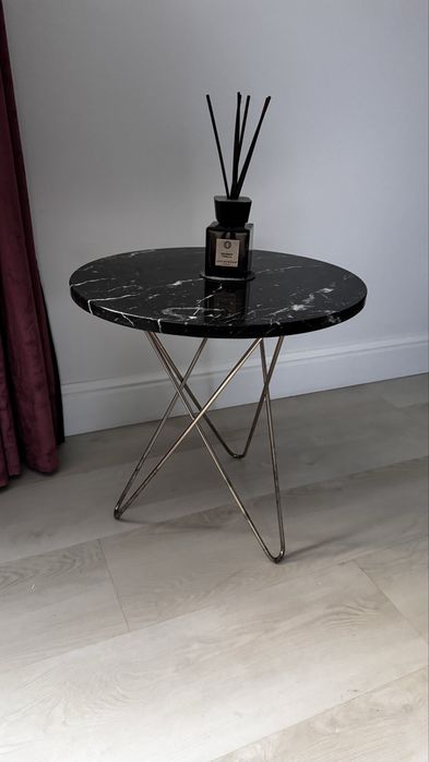 Dwa stoliki kawowe z marmurowym blatem.