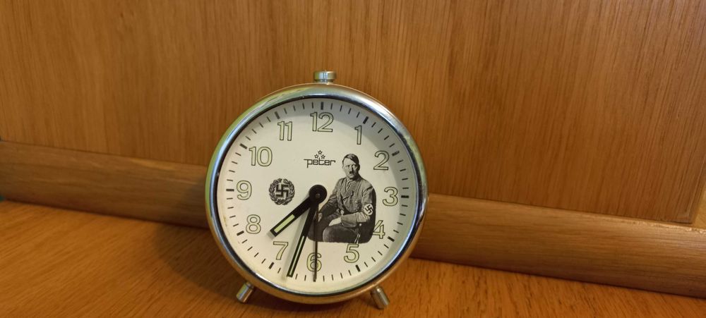 zegar budzik z Adolfem Hitlerem