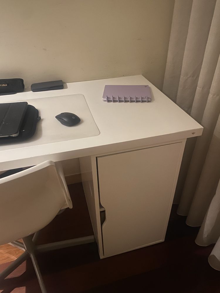 Secretaria com cadeira