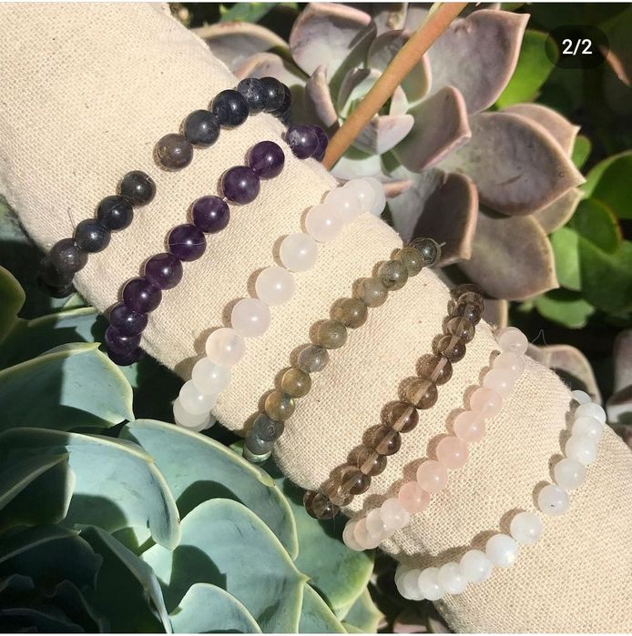 Pulseiras de macramé e cristais