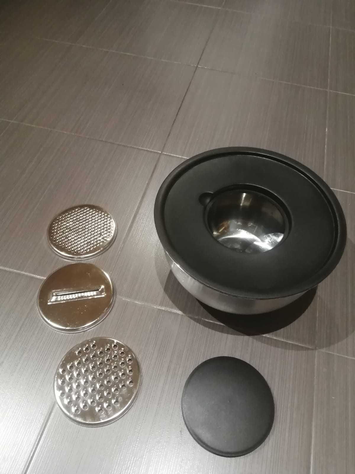 Ralador com recipiente grande