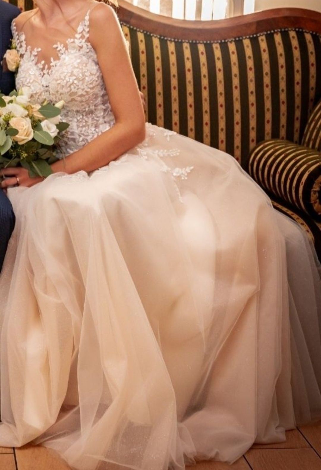 Suknia ślubna z gorsetem i guziczkami mieniąca brokatem IVORY