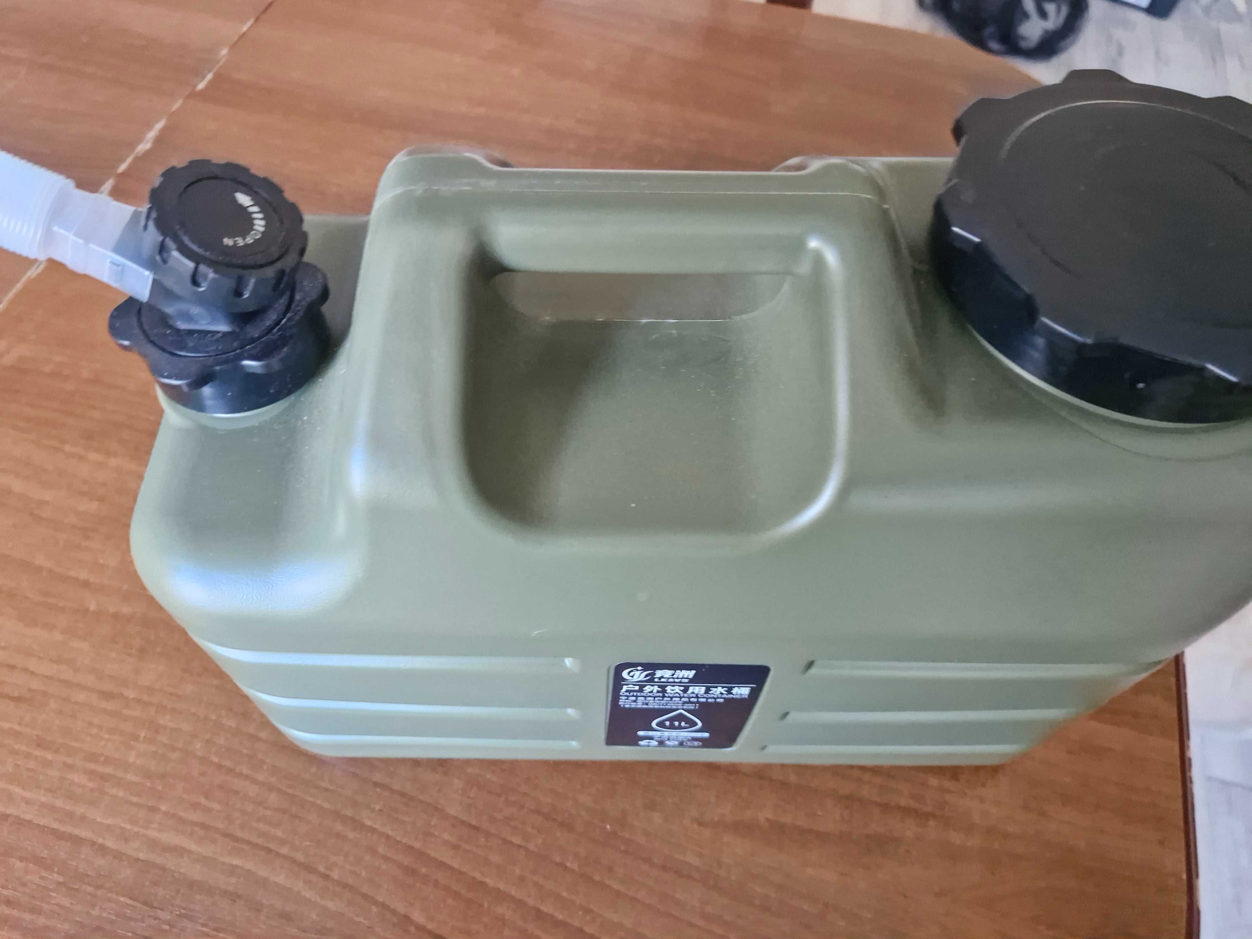 Karpiowy zbiornik na wodę z kranikiem Wojskowa Zieleń 11 litrów