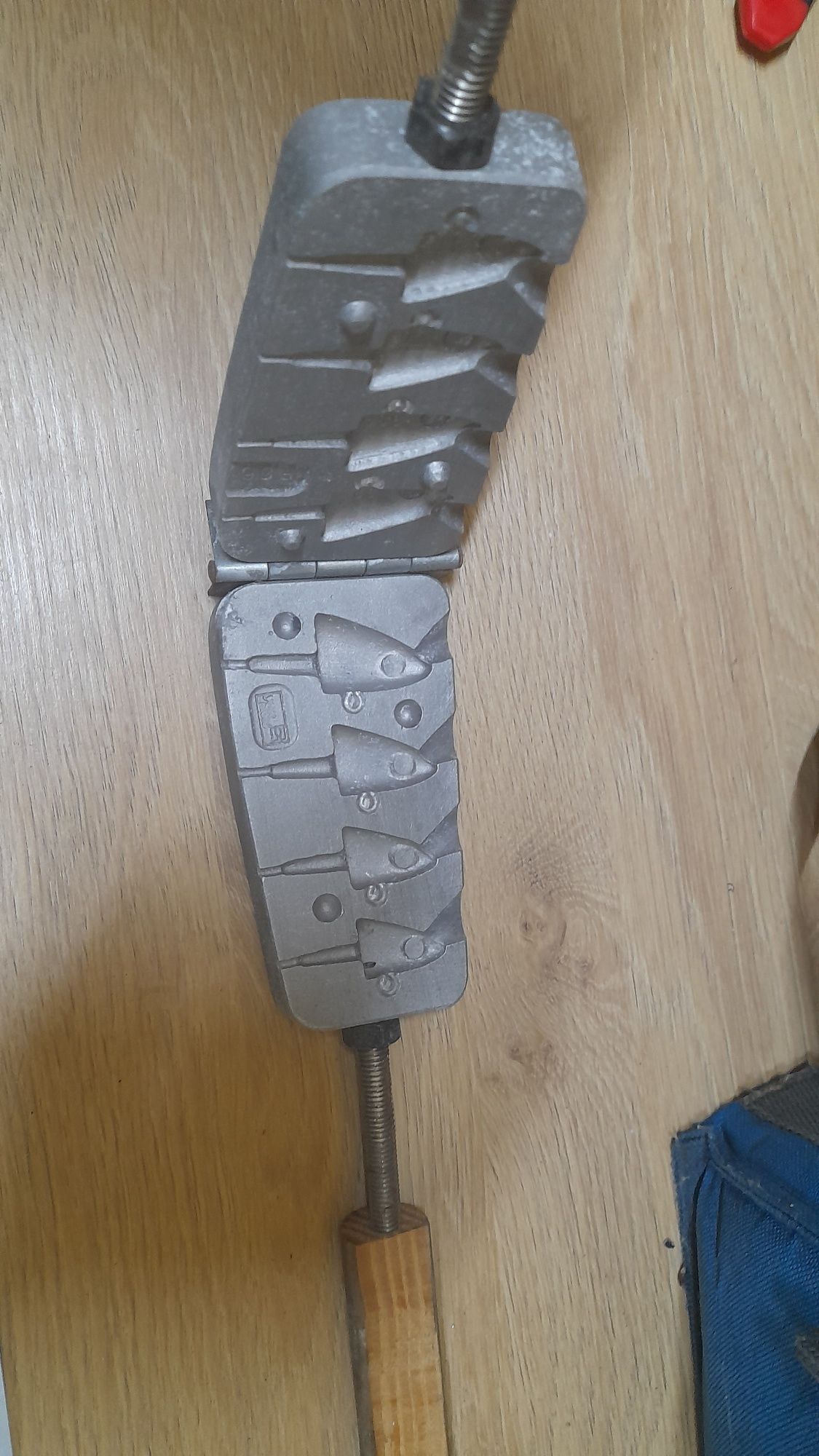 Moldes/formas para chumbadas e cabeçotes.