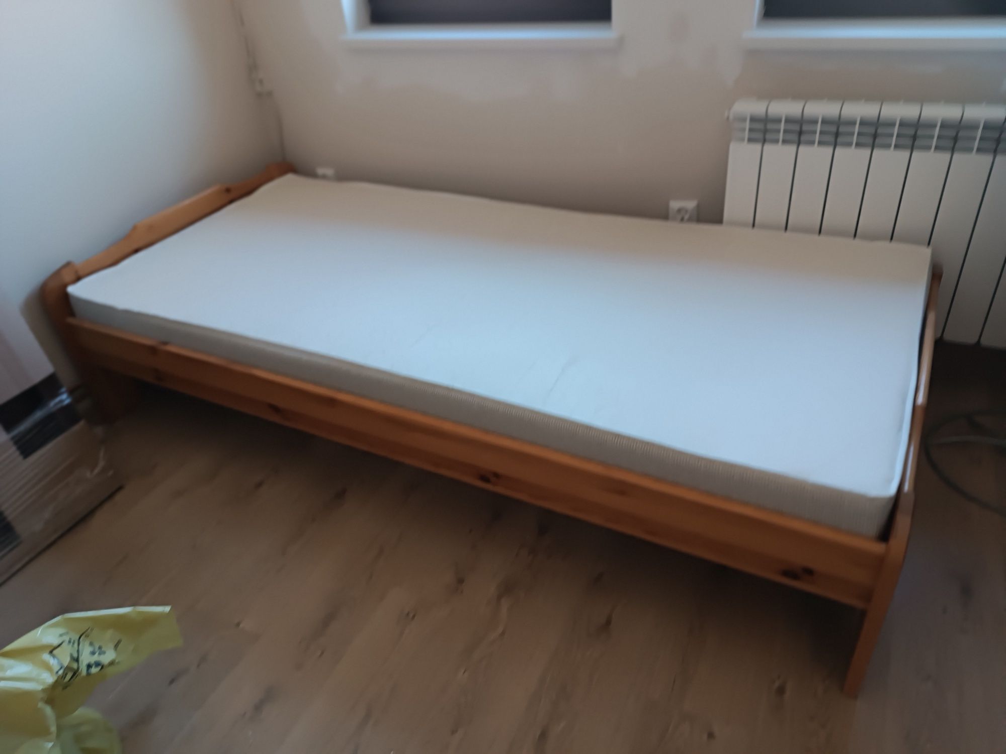 Łóżko drewniane pojedyncze z materacem